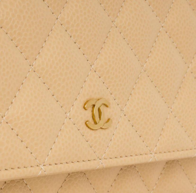 Wallet on Chain (WOC) in beige caviar leather with gold-tone hardware